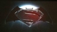 El misterioso logo que combina los símbolos de Superman y Batman